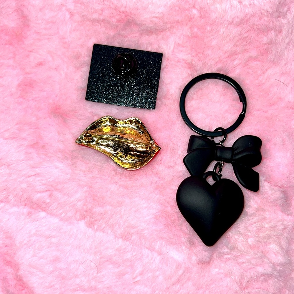 Cute mom fashion pins and key chain bundle 🖤♥️ - Picture 3 of 4